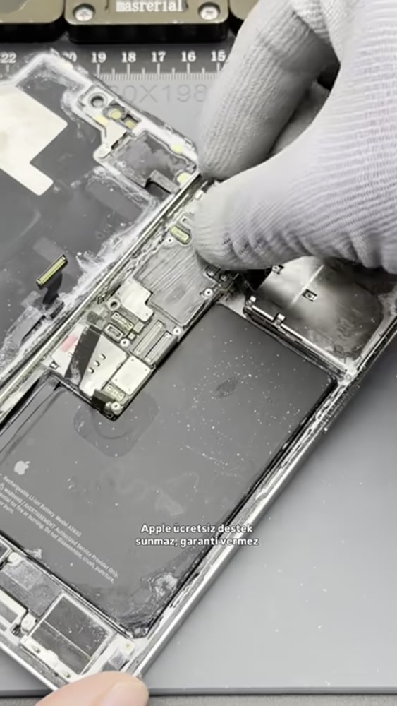Fppro sıvı hasarı videosunda iPhone anakartının cihazdan çıkarılması