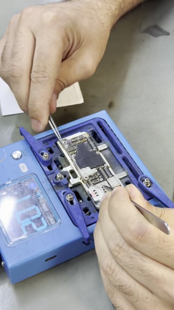 Sıvı hasarlı iPhone anakartının çalışma aparatında sabitlenmesi