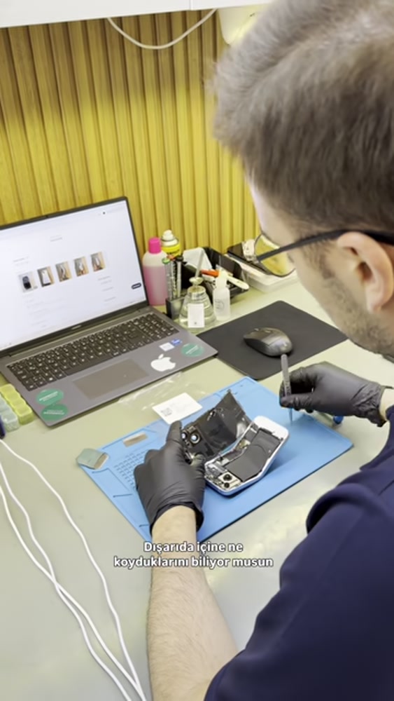 İkinci el iPhone videosunda teknisyenin açık cihazı incelemesi