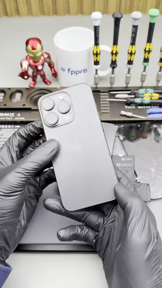 Fppro videosunda tezgâh önünde gösterilen iPhone 15 Pro