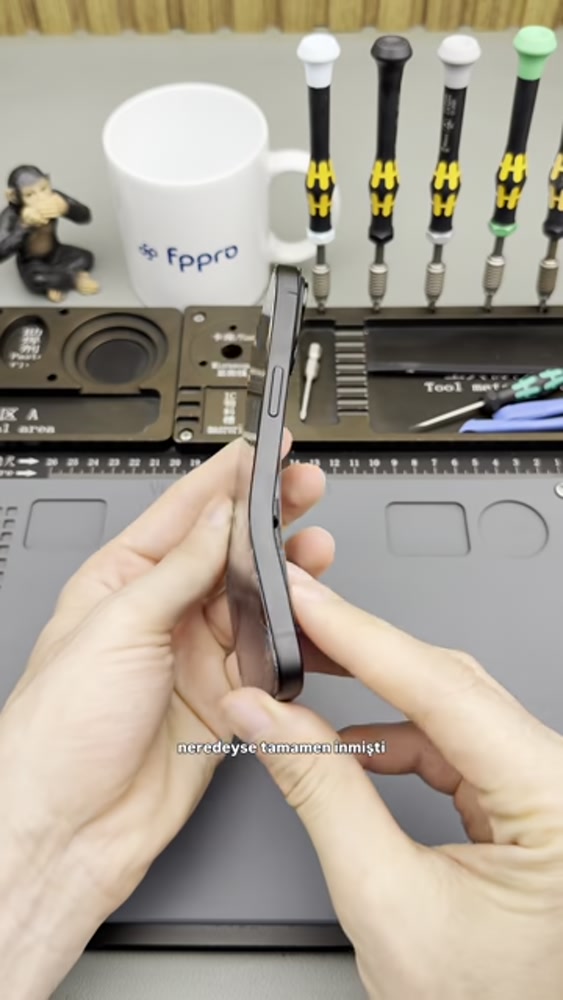 Bagaj kapağında sıkışma videosunda yan çerçevesi eğilmiş iPhone