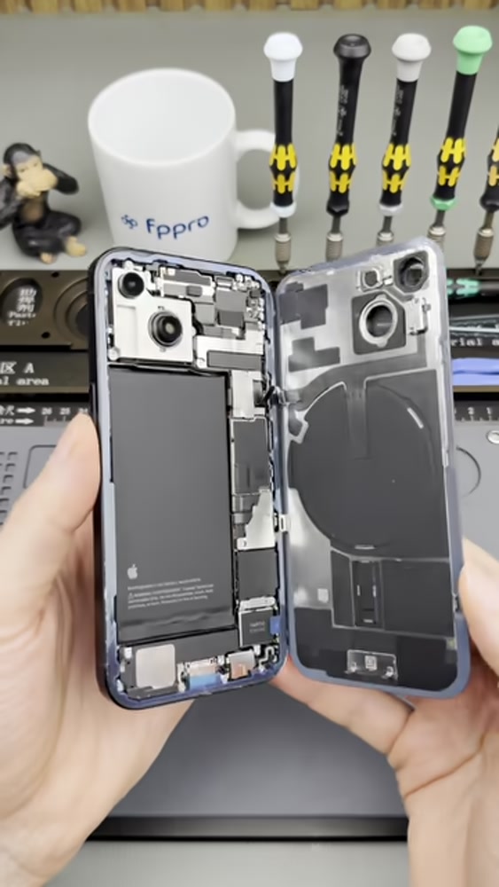 Fppro tezgâhında kapağı açık iPhone ve iç bileşenleri
