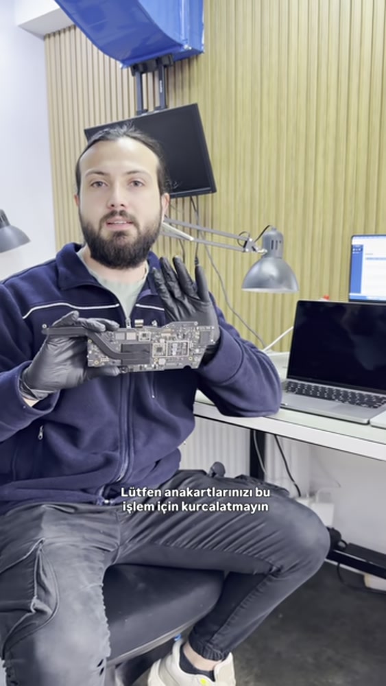 Fppro teknisyeninin MacBook anakartı elinde inceleme sürecini anlatması
