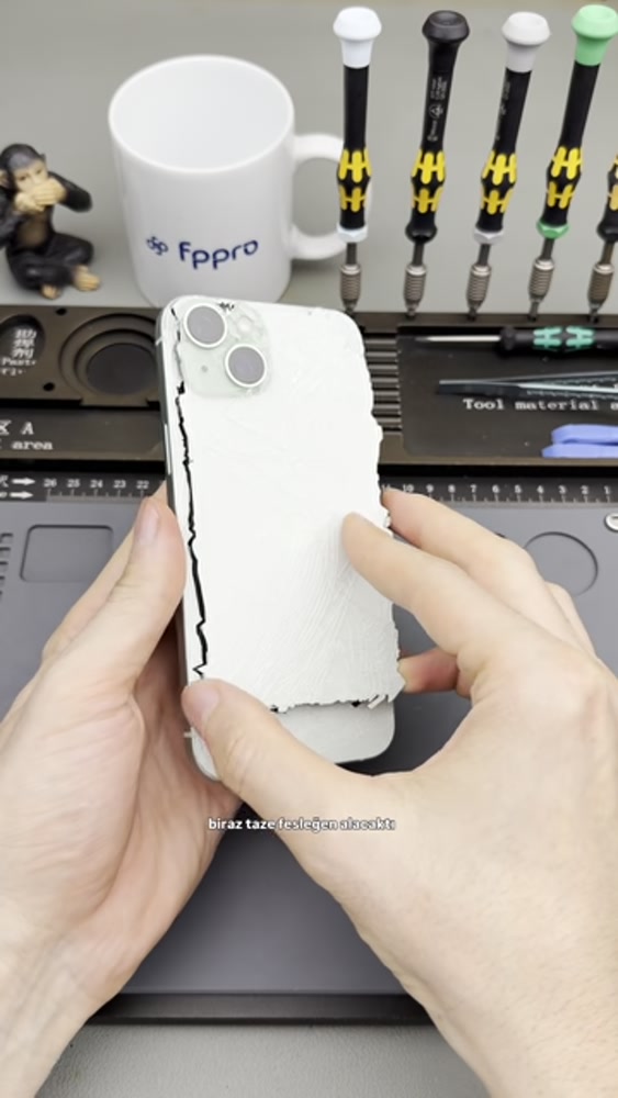 Fppro tezgâhında incelenen, kasası ve arka yüzü ağır hasarlı iPhone