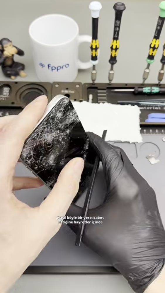 Araç altında kalma videosunda sökülmüş kırık iPhone ekranı