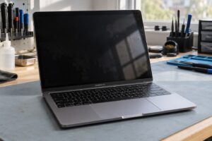 MacBook ekran yüzeyindeki kaplama izlerini temsil eden görünüm