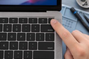 MacBook Touch ID tuşunun doğal parmak temasıyla kontrolü