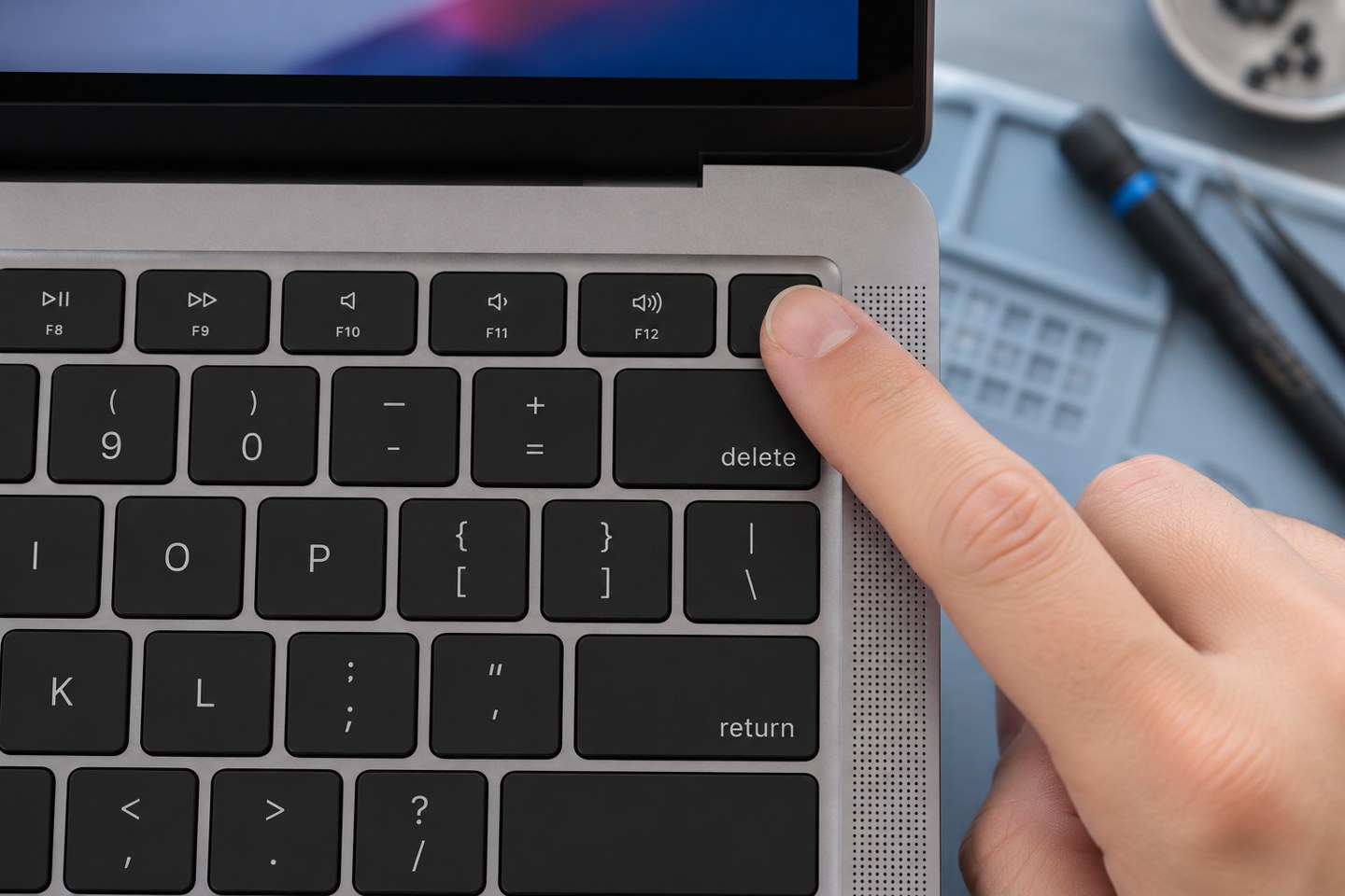 MacBook Touch ID tuşunun doğal parmak temasıyla kontrolü