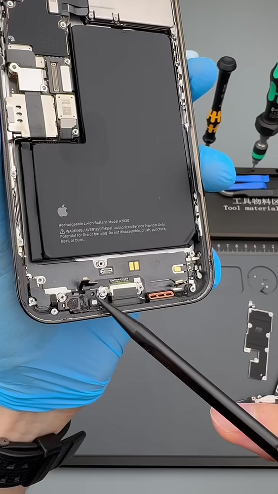 Açılan iPhone 14 Pro Max’te alt bağlantı bölümünün gösterilmesi