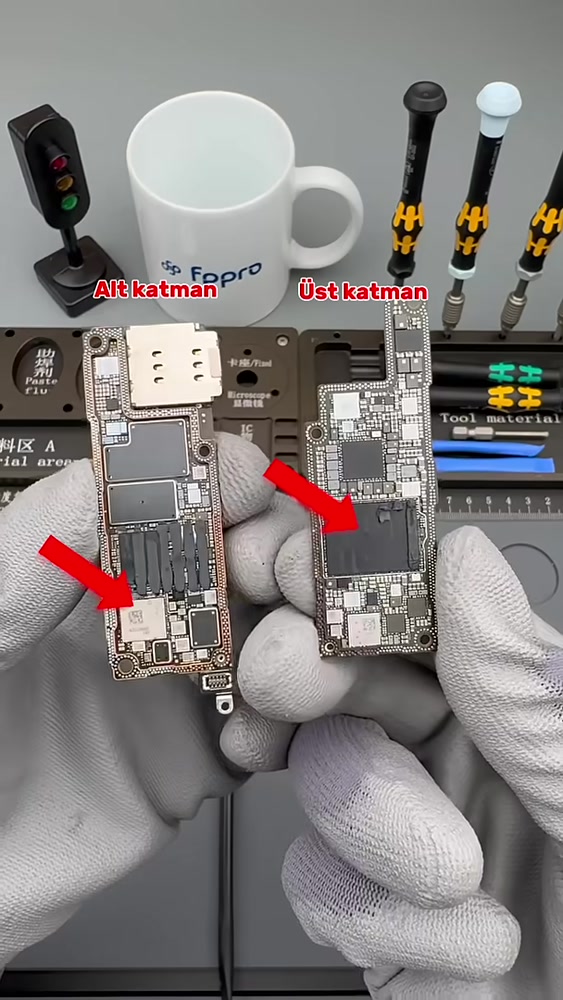 iPhone anakartı üzerinde atölye incelemesi