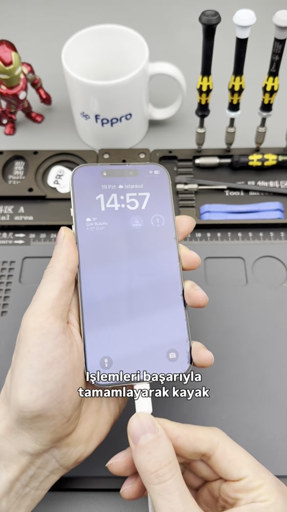 İncelemenin son aşamasında atölyedeki iPhone