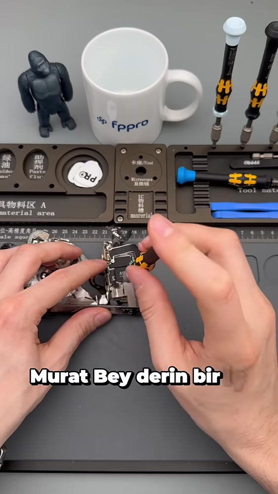 Veri erişimi için incelenen iPhone anakartı