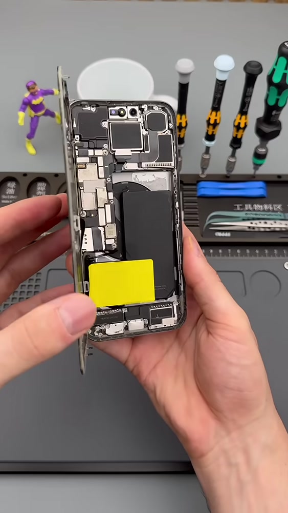 Yanlış model pil takılmış iPhone 15 Pro Max’in içi