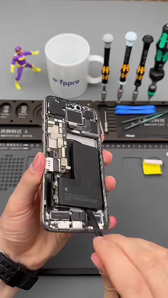 iPhone pil ve bağlantı bölümünün incelenmesi