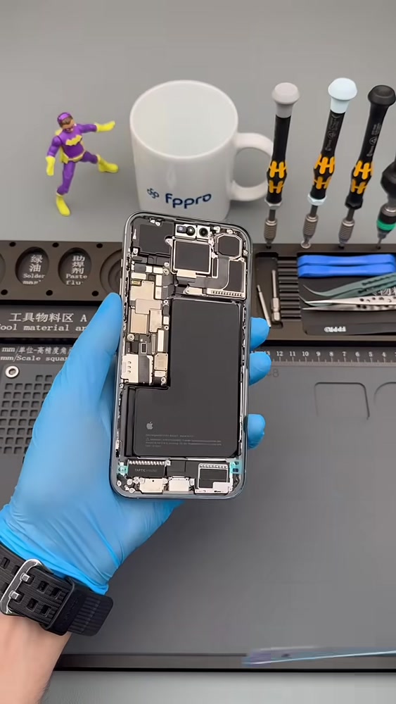 Atölyede iPhone için pil işlemi