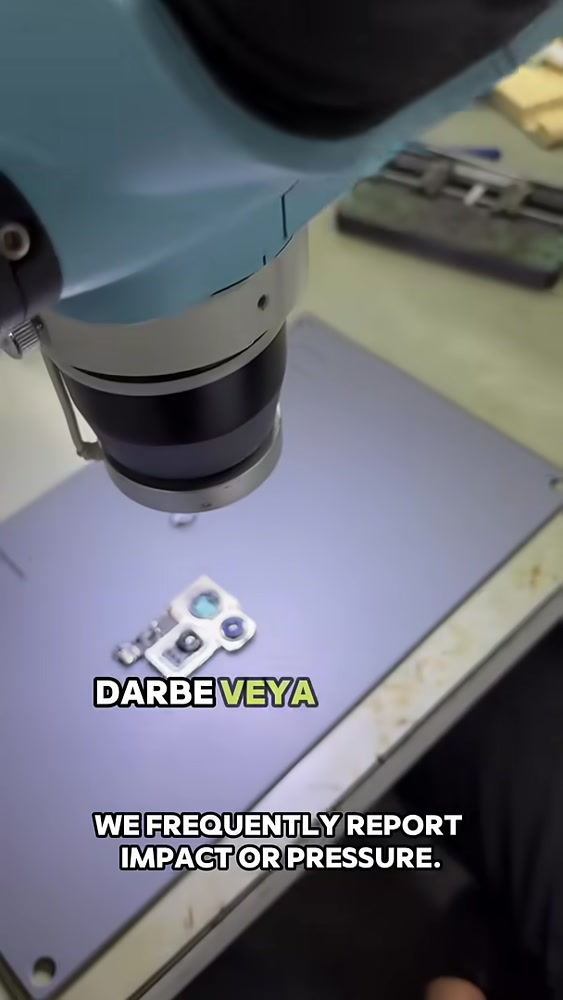 iPhone kamera modülündeki optik parçanın yakından incelenmesi
