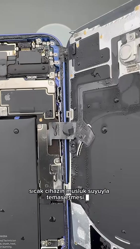 Isı ve suya maruz kalan iPhone’un açık iç bölümü