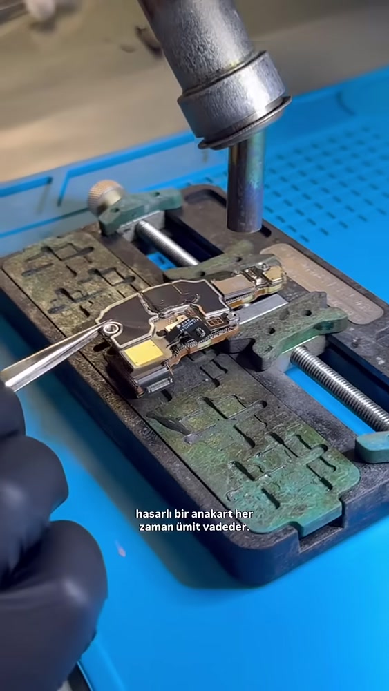 Hasarlı iPhone 17 Pro Max anakartında atölye çalışması