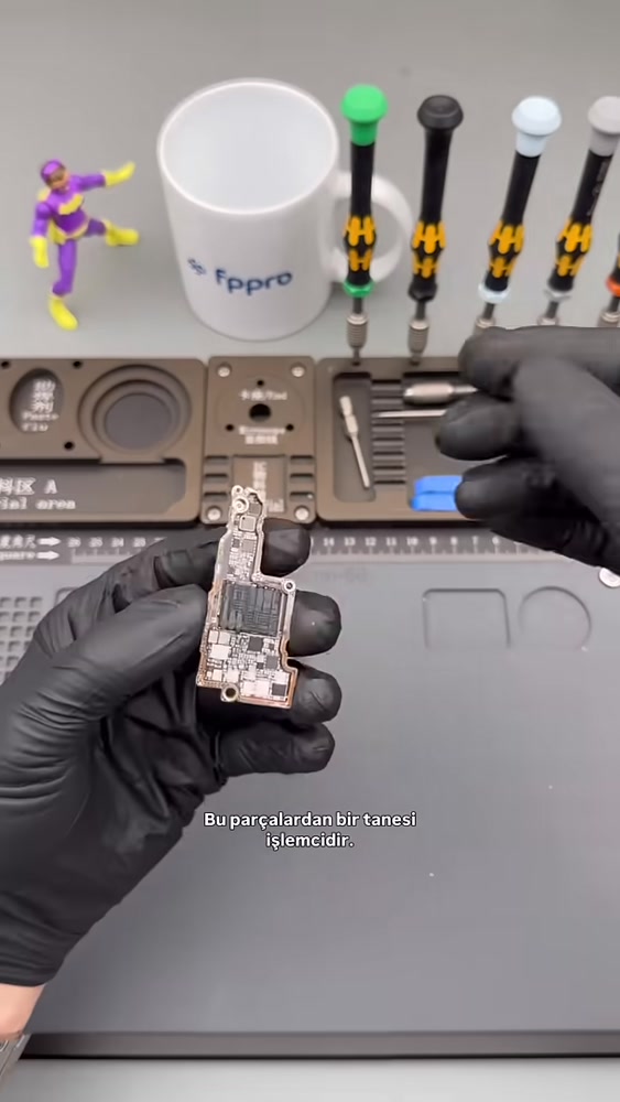 Hasarlı iPhone anakartının atölyede gösterilmesi