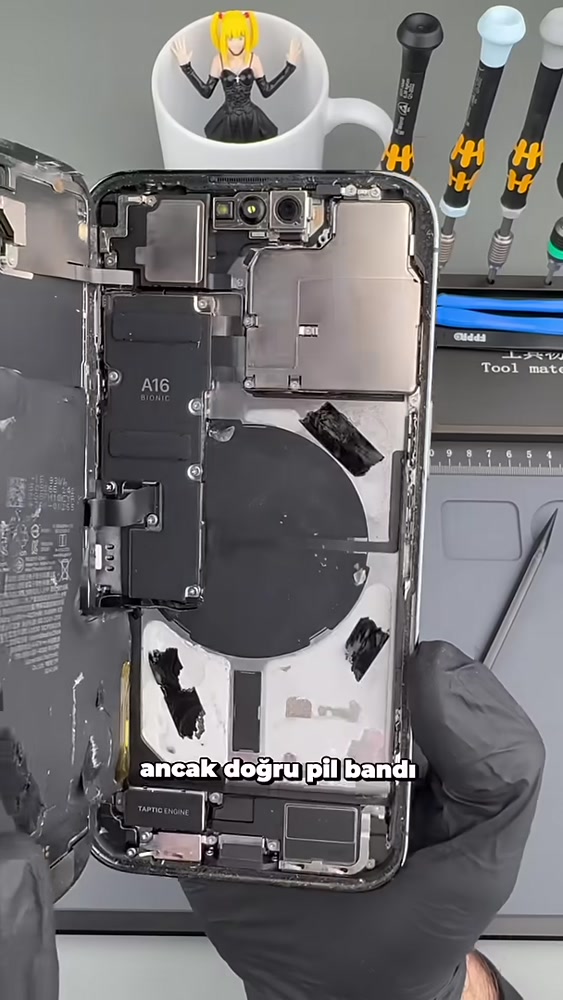 Kasa değişimi sonrası iPhone’un pil ve iç parçaları