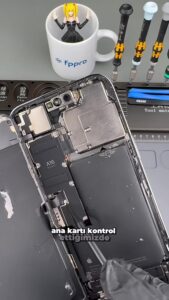 iPhone’un kamera çevresi ve iç bağlantılarının incelenmesi