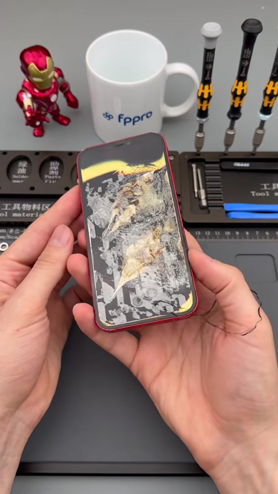 Ezilen iPhone’un atölyede yakından incelenmesi