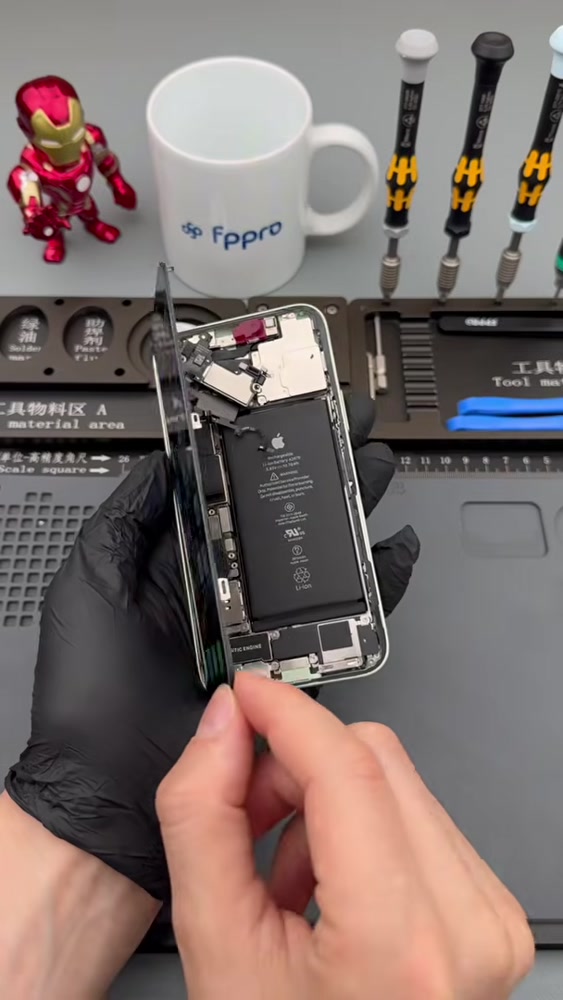 Uçak koltuğu örneğindeki iPhone’un teknik değerlendirmesi