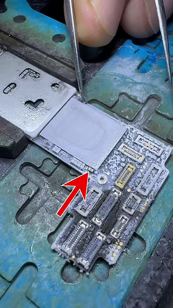 iPhone 13 kartındaki bileşen incelemesi