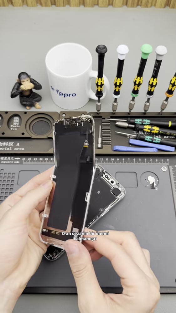 Araç kapısında ezilen iPhone’un iç hasarı