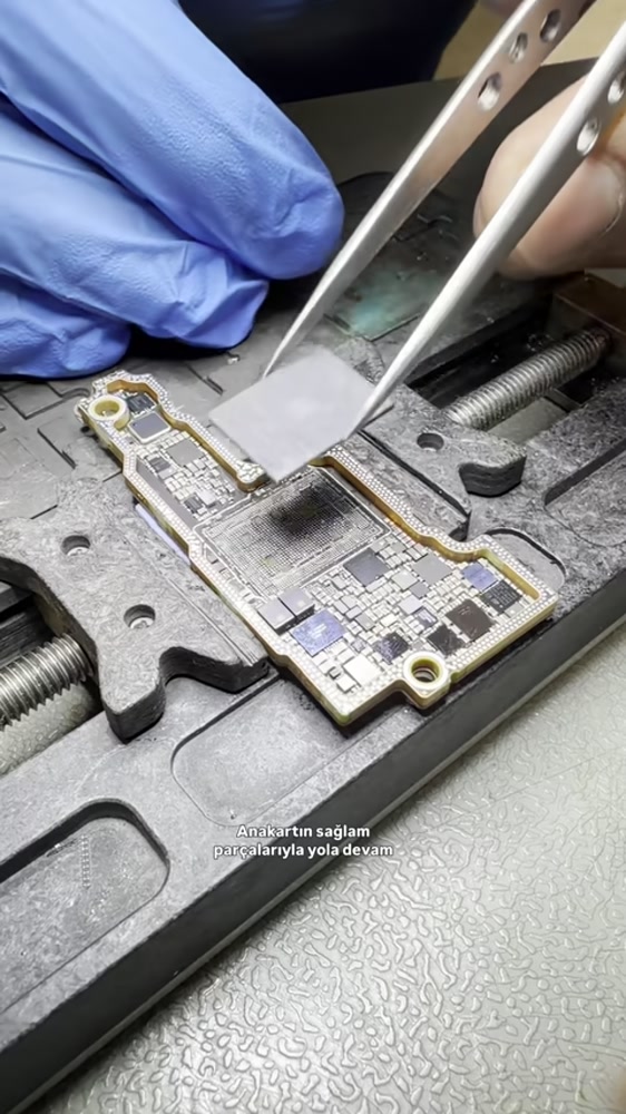 Ezilme sonrası iPhone anakartı üzerinde çalışma