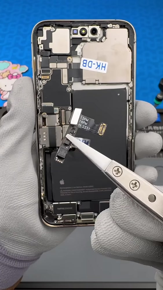 iPhone 14 Pro Max’te pil bağlantısı çevresinin incelenmesi