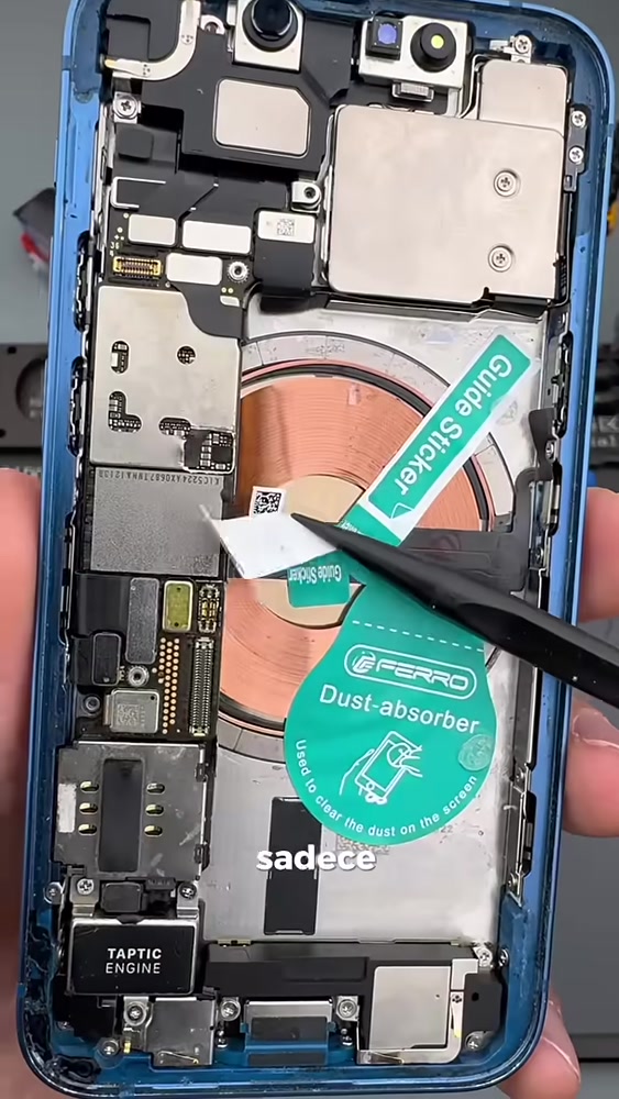 iPhone 13 mini içindeki bant ve montaj ayrıntıları