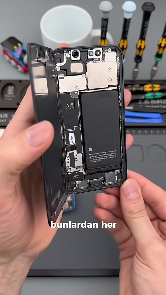 Karşılaştırılan diğer iPhone 13 mini’nin iç görünümü