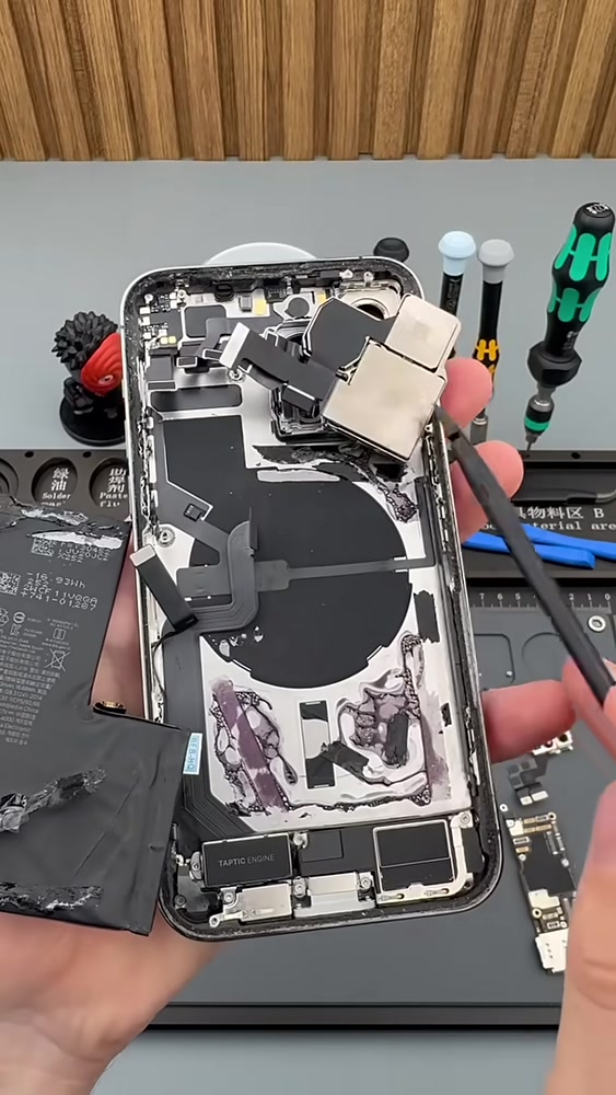 Pil bakımında iPhone iç bölümünün kontrolü