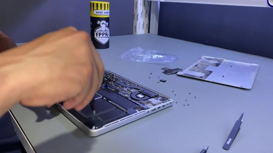 FPPRO: MacBook A1425’in alt kapağı açılmış hali.