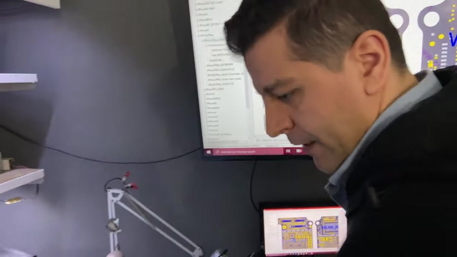 FPPRO: Tezgâhta çalışan teknisyen.