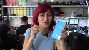iPhone XR pil değişimi videosunun başlangıcı