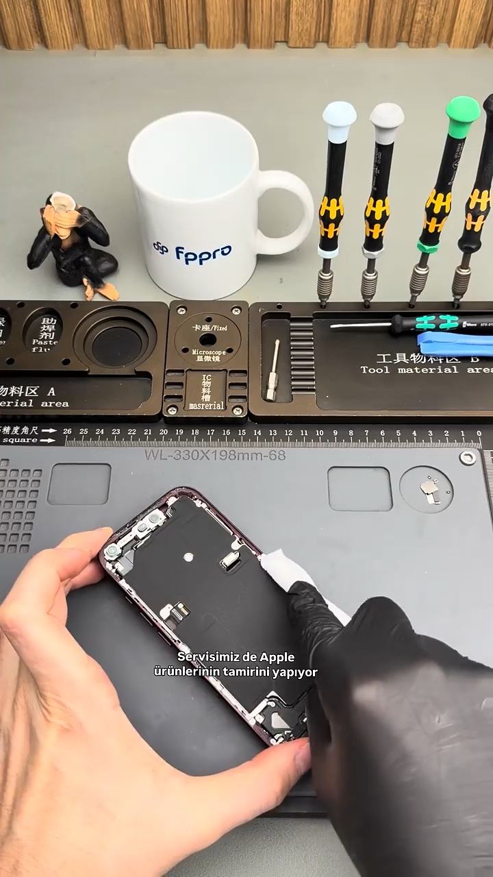 FPPRO çalışma tezgâhında açılmış telefonun kenarında yapılan temizlik