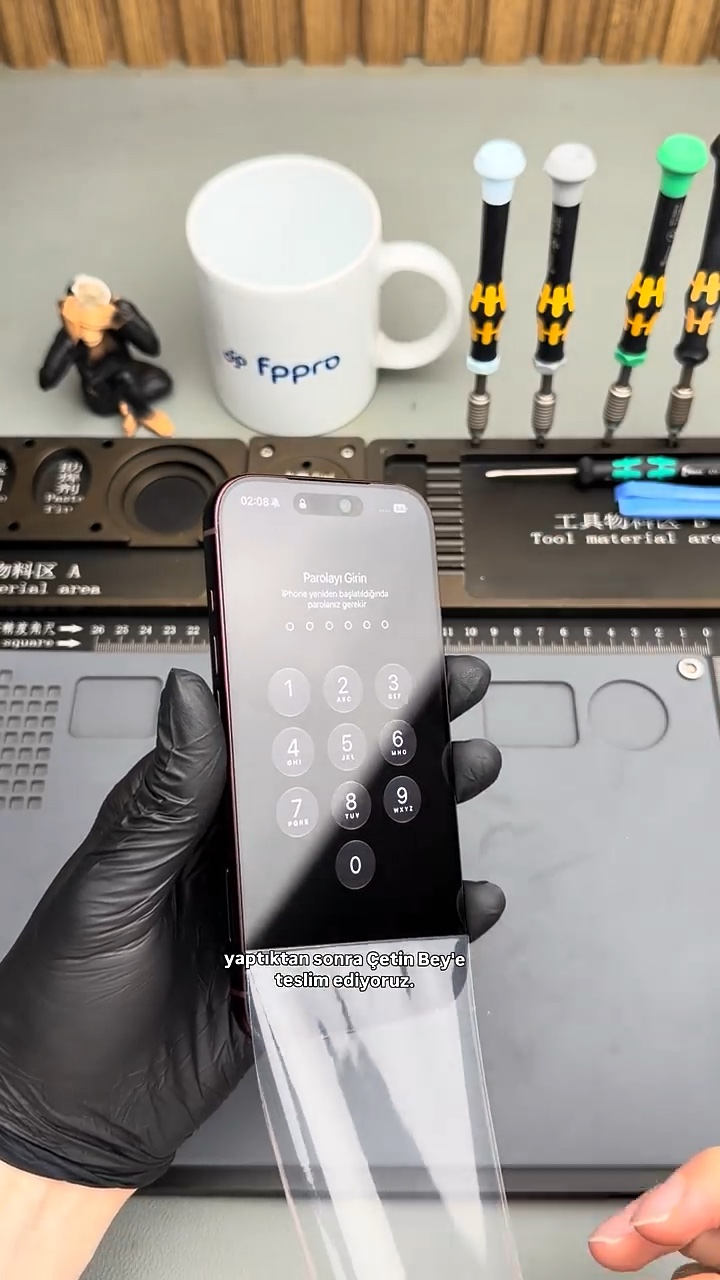 Ön cam değişimi videosunun sonunda ekranı açık görülen iPhone 18 Pro