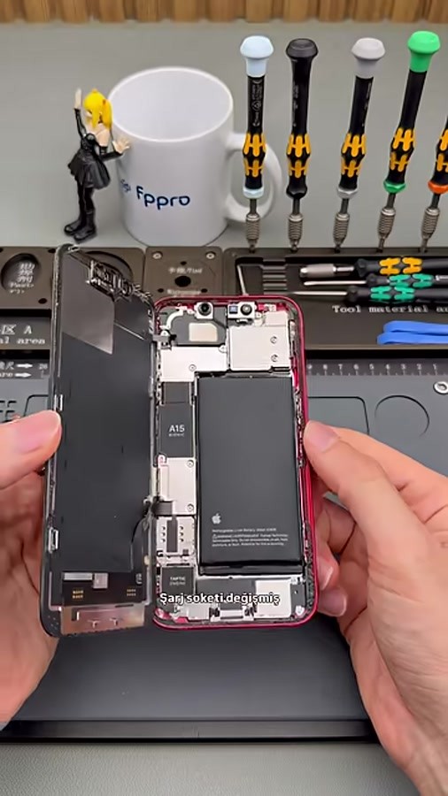 Önceki işlem geçmişi bulunan iPhone 13’ün iç görünümü