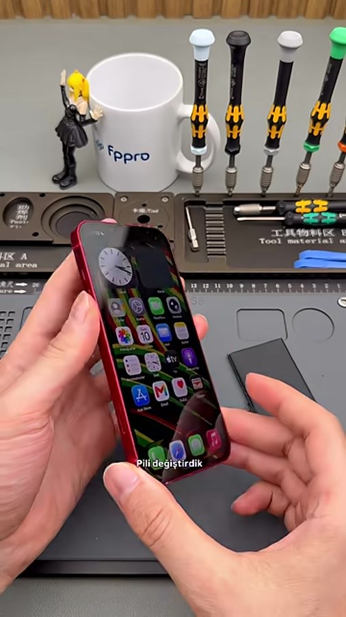 Videonun son bölümünde ekranı açık görülen iPhone 13