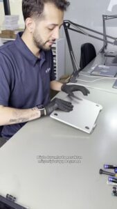 MacBook’un atölyede söküm hazırlığı