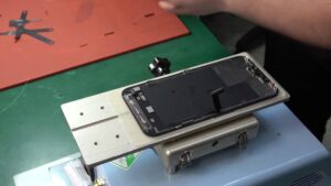 iPhone 13 Pro ekranının çalışma aparatına alınması