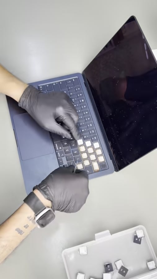 Kahve temaslı MacBook’ta tuş kapaklarının ayrılması
