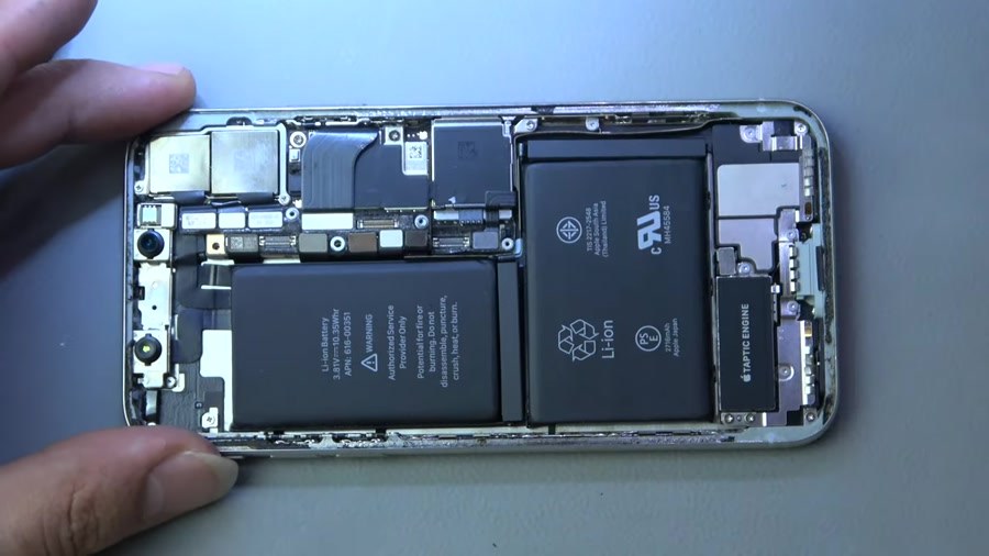 FPPRO: Face ID incelemesi için açılmış iPhone.