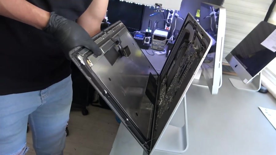 FPPRO: iMac’in ekranı ayrılmış halde iç görünümü.