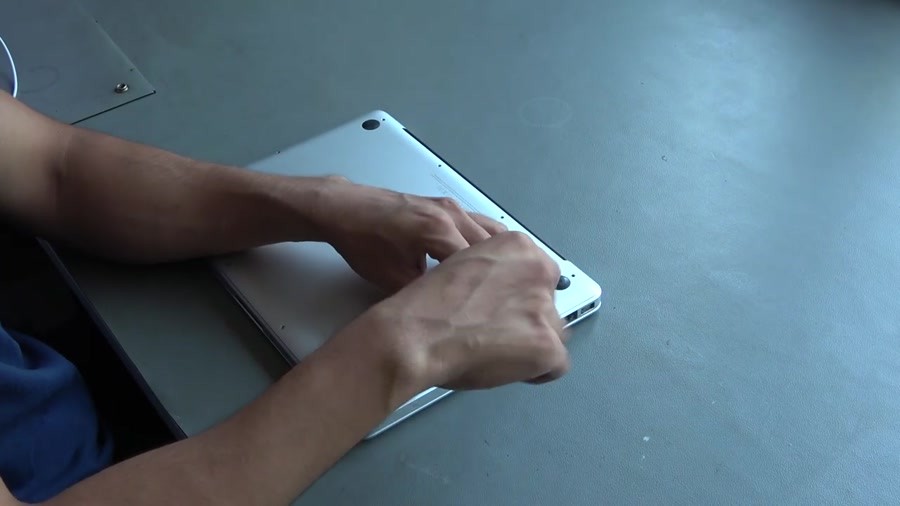 Eski nesil MacBook’un alt kapağının açılması
