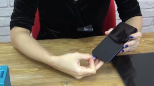 iPhone 12’nin ekranını koruyarak açmaya hazırlık