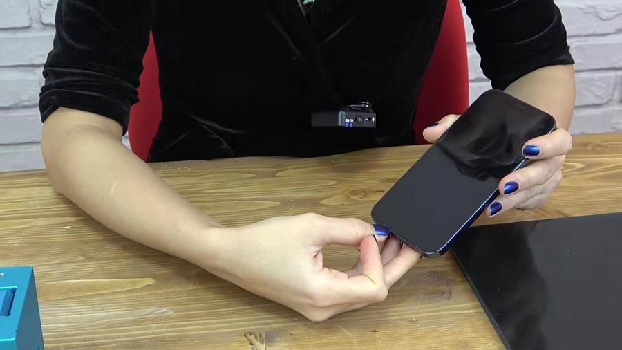 iPhone 12’nin ekranını koruyarak açmaya hazırlık