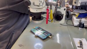 iPhone 13 anakartının çalışma aparatındaki görünümü